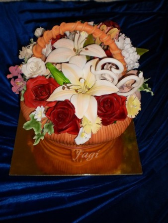 Virágkosár torta cukorvirágokkal