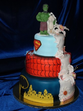 Szuperhősök esküvői torta